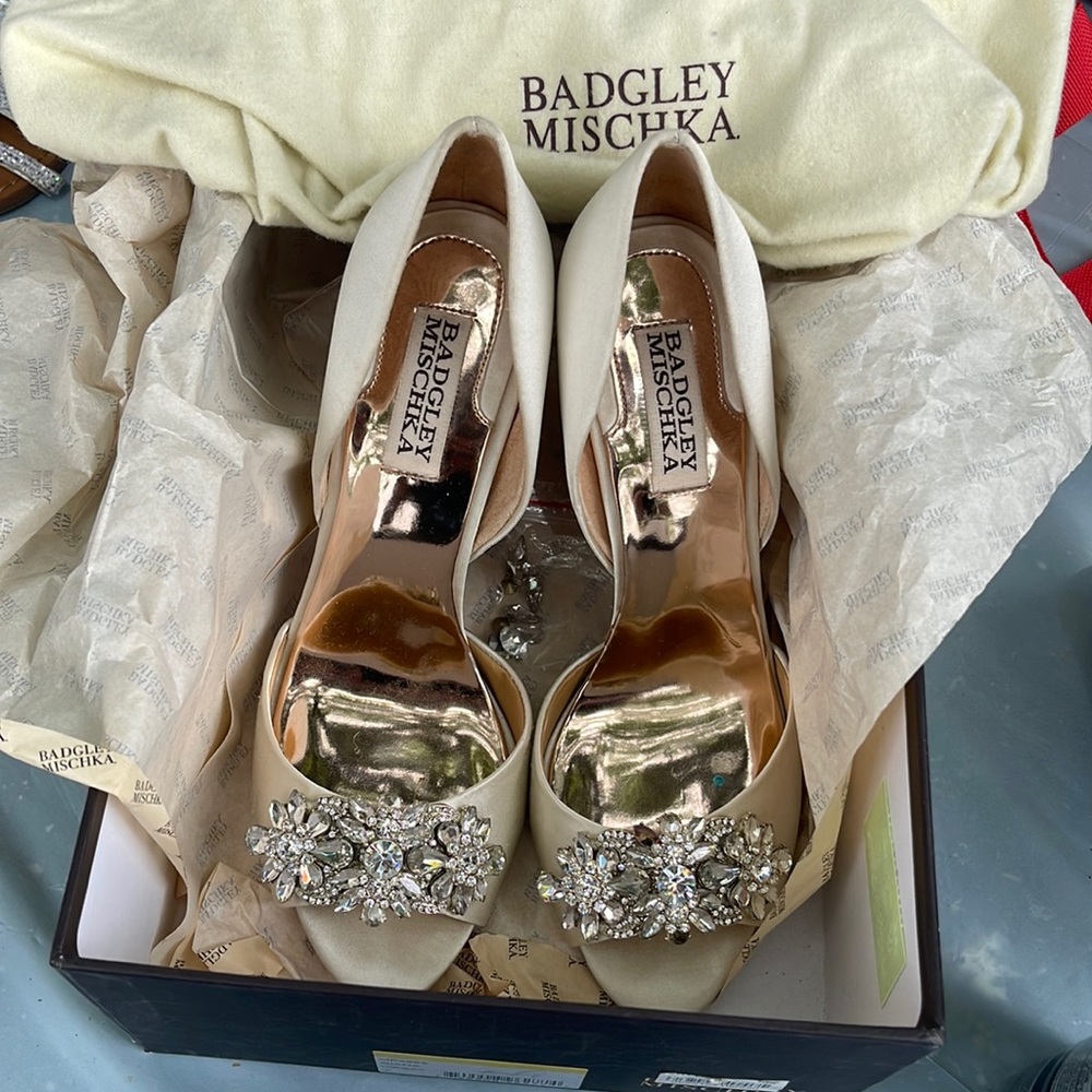 Badgley Mischka GIANA D’Orsay Ivory Satin Bridal Pump Heels fit is like a 6.5-7